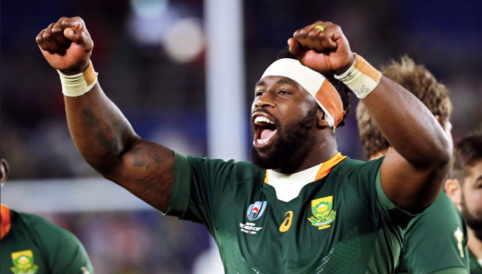 Rugby player from Ireland celebrating Siya Kolisi