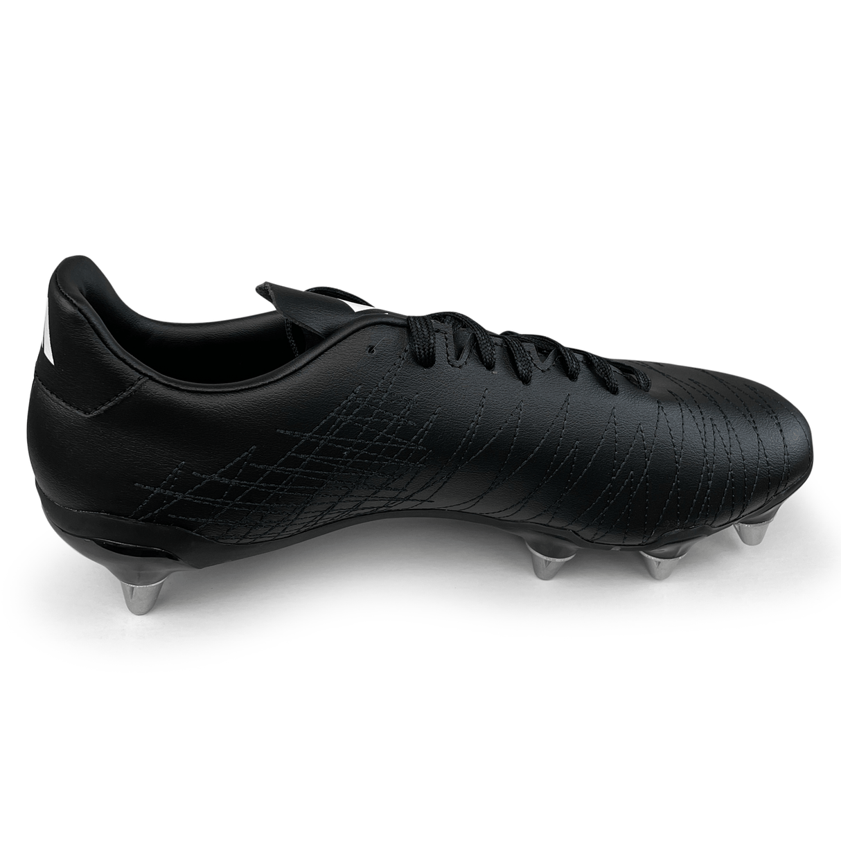 The adidas Kakari SG in Core Black/White/Carbon is a sleekly designed black soccer cleat. It features eight metal studs on the sole and subtle line patterns on the upper, embodying the quality of Adidas rugby boots.