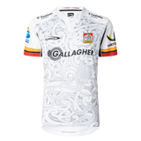 The Gallagher Chiefs Super Rugby Replica Away Jersey 25/26 by Classic Sportswear showcases intricate patterns, the iconic Chiefs team emblem on the chest, and sponsor logos like Gallagher, celebrating the spirit of a classic away jersey.