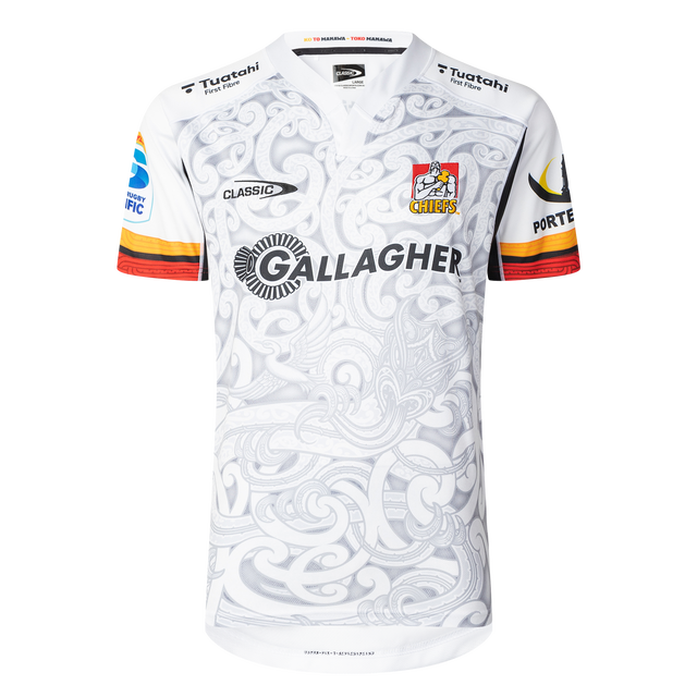 The Gallagher Chiefs Super Rugby Replica Away Jersey 25/26 by Classic Sportswear showcases intricate patterns, the iconic Chiefs team emblem on the chest, and sponsor logos like Gallagher, celebrating the spirit of a classic away jersey.