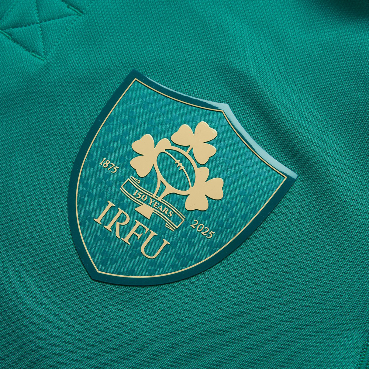 Show your support for the Ireland Rugby team with the Ireland 150th Anniversary Pro Home Jersey by Canterbury. This jersey, equipped with Vapodri Technology for enhanced performance, features a 150th-anniversary badge with shamrocks and "IRFU 1875 - 2025" on a classic green background. It's the ideal choice for dedicated fans.