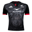 This Māori All Blacks Home Supporters Jersey by adidas comes in black and showcases an intricate Māori-inspired design. Made from recycled polyester, it features moisture-wicking fabric along with the Adidas and Altrad logos, and prominently displays the text "Māori All Blacks.