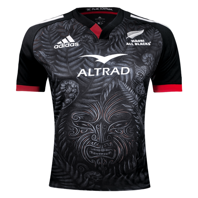 This Māori All Blacks Home Supporters Jersey by adidas comes in black and showcases an intricate Māori-inspired design. Made from recycled polyester, it features moisture-wicking fabric along with the Adidas and Altrad logos, and prominently displays the text "Māori All Blacks.